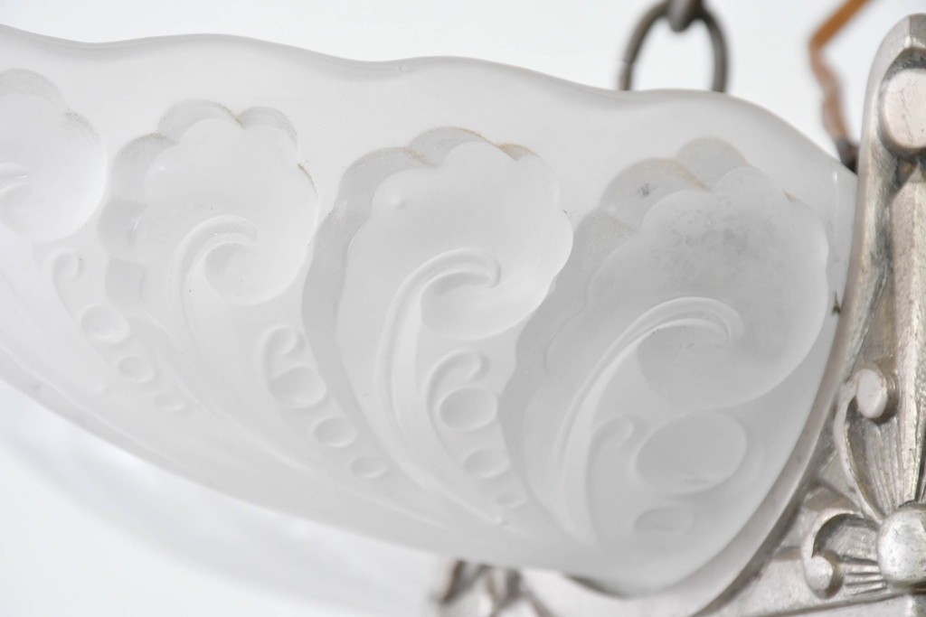 フランスアンティーク　アール・デコ様式　真鍮フレームと彫刻入りフロストガラスの華やかなボウル型シャンデリア　(R-086966)