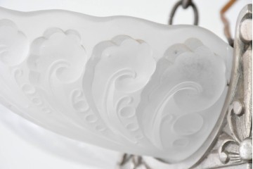 フランスアンティーク　アール・デコ様式　真鍮フレームと彫刻入りフロストガラスの華やかなボウル型シャンデリア　(R-086966)