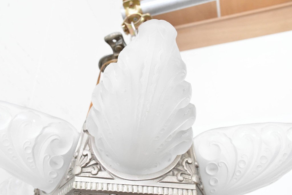 フランスアンティーク　アール・デコ様式　真鍮フレームと彫刻入りフロストガラスの華やかなボウル型シャンデリア　(R-086966)