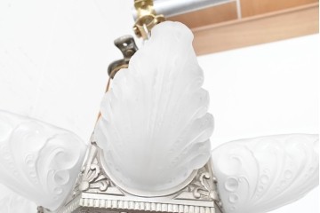 フランスアンティーク　アール・デコ様式　真鍮フレームと彫刻入りフロストガラスの華やかなボウル型シャンデリア　(R-086966)