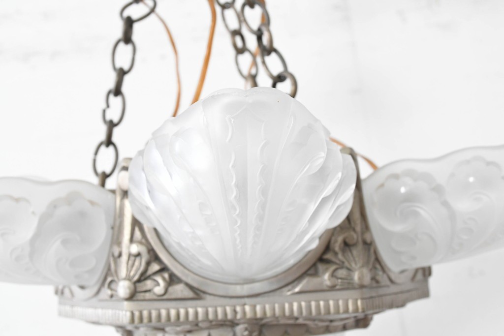 フランスアンティーク　アール・デコ様式　真鍮フレームと彫刻入りフロストガラスの華やかなボウル型シャンデリア　(R-086966)