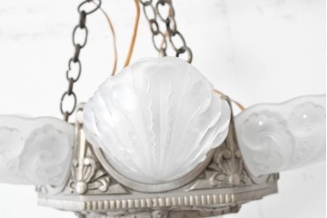 フランスアンティーク　アール・デコ様式　真鍮フレームと彫刻入りフロストガラスの華やかなボウル型シャンデリア　(R-086966)