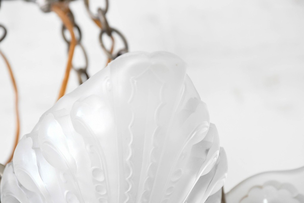 フランスアンティーク　アール・デコ様式　真鍮フレームと彫刻入りフロストガラスの華やかなボウル型シャンデリア　(R-086966)