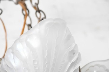 フランスアンティーク　アール・デコ様式　真鍮フレームと彫刻入りフロストガラスの華やかなボウル型シャンデリア　(R-086966)