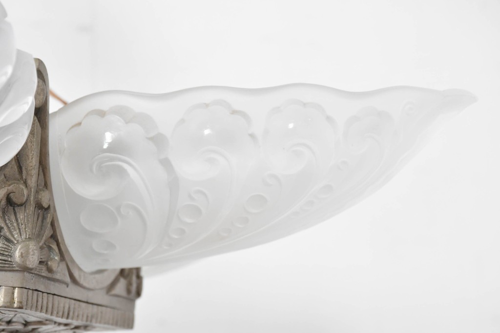 フランスアンティーク　アール・デコ様式　真鍮フレームと彫刻入りフロストガラスの華やかなボウル型シャンデリア　(R-086966)