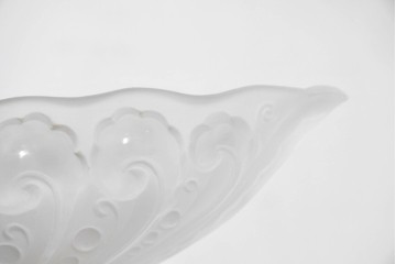 フランスアンティーク　アール・デコ様式　真鍮フレームと彫刻入りフロストガラスの華やかなボウル型シャンデリア　(R-086966)