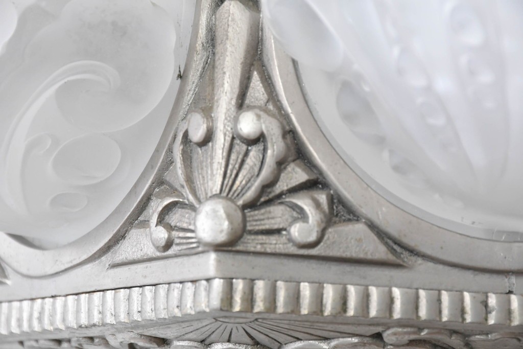 フランスアンティーク　アール・デコ様式　真鍮フレームと彫刻入りフロストガラスの華やかなボウル型シャンデリア　(R-086966)