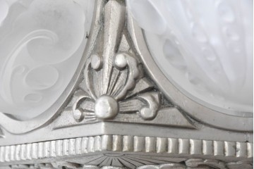 フランスアンティーク　アール・デコ様式　真鍮フレームと彫刻入りフロストガラスの華やかなボウル型シャンデリア　(R-086966)