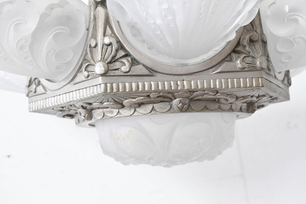 フランスアンティーク　アール・デコ様式　真鍮フレームと彫刻入りフロストガラスの華やかなボウル型シャンデリア　(R-086966)