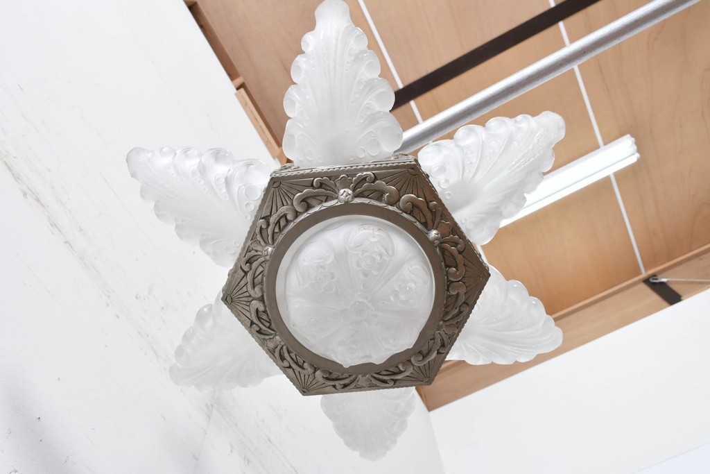 フランスアンティーク　アール・デコ様式　真鍮フレームと彫刻入りフロストガラスの華やかなボウル型シャンデリア　(R-086966)