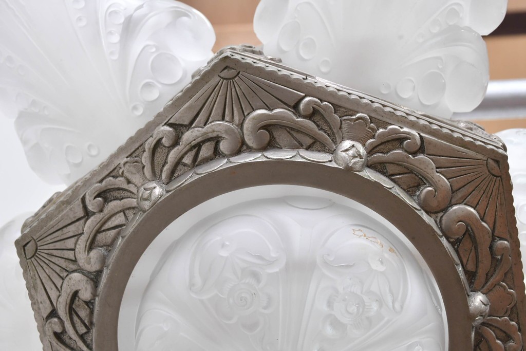 フランスアンティーク　アール・デコ様式　真鍮フレームと彫刻入りフロストガラスの華やかなボウル型シャンデリア　(R-086966)