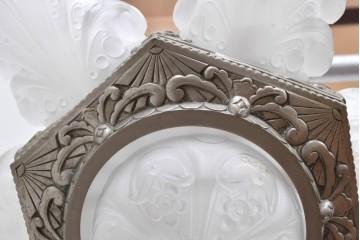 フランスアンティーク　アール・デコ様式　真鍮フレームと彫刻入りフロストガラスの華やかなボウル型シャンデリア　(R-086966)