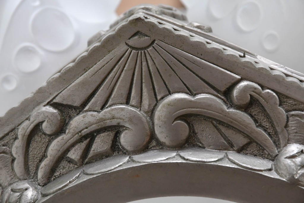 フランスアンティーク　アール・デコ様式　真鍮フレームと彫刻入りフロストガラスの華やかなボウル型シャンデリア　(R-086966)