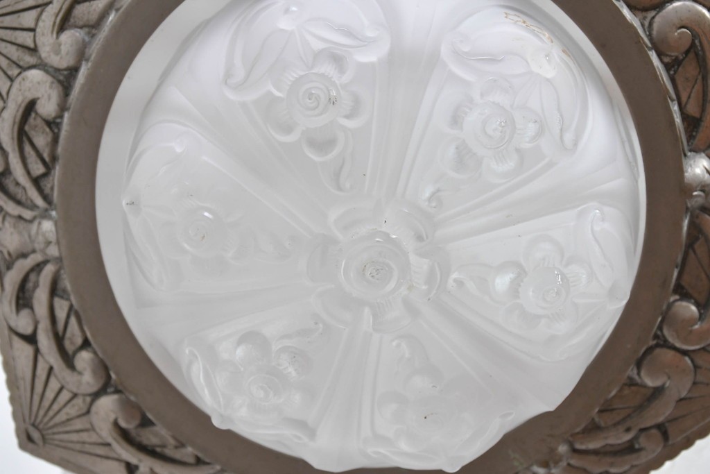 フランスアンティーク　アール・デコ様式　真鍮フレームと彫刻入りフロストガラスの華やかなボウル型シャンデリア　(R-086966)