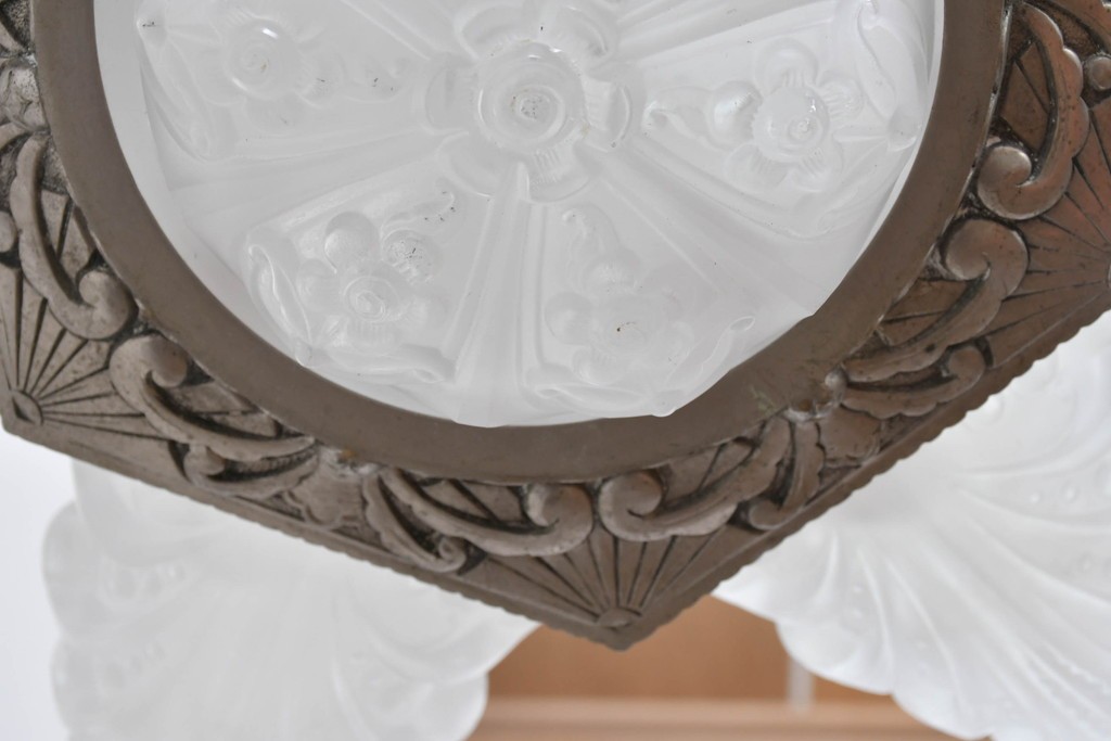 フランスアンティーク　アール・デコ様式　真鍮フレームと彫刻入りフロストガラスの華やかなボウル型シャンデリア　(R-086966)