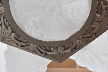 フランスアンティーク　アール・デコ様式　真鍮フレームと彫刻入りフロストガラスの華やかなボウル型シャンデリア　(R-086966)