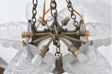 フランスアンティーク　アール・デコ様式　真鍮フレームと彫刻入りフロストガラスの華やかなボウル型シャンデリア　(R-086966)