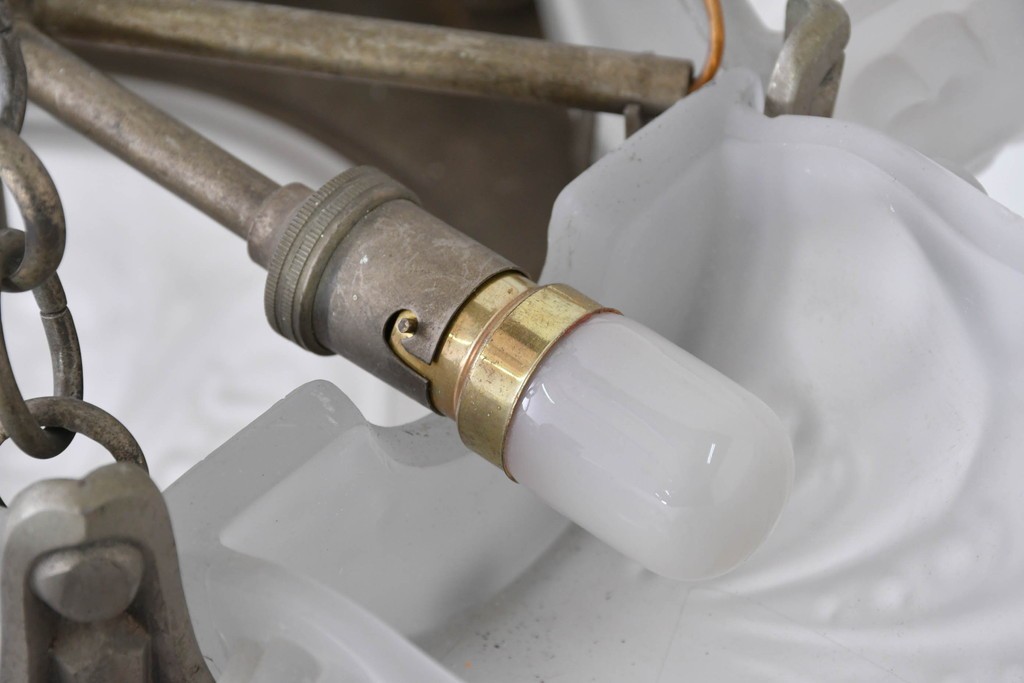 フランスアンティーク　アール・デコ様式　真鍮フレームと彫刻入りフロストガラスの華やかなボウル型シャンデリア　(R-086966)