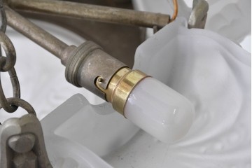 フランスアンティーク　アール・デコ様式　真鍮フレームと彫刻入りフロストガラスの華やかなボウル型シャンデリア　(R-086966)