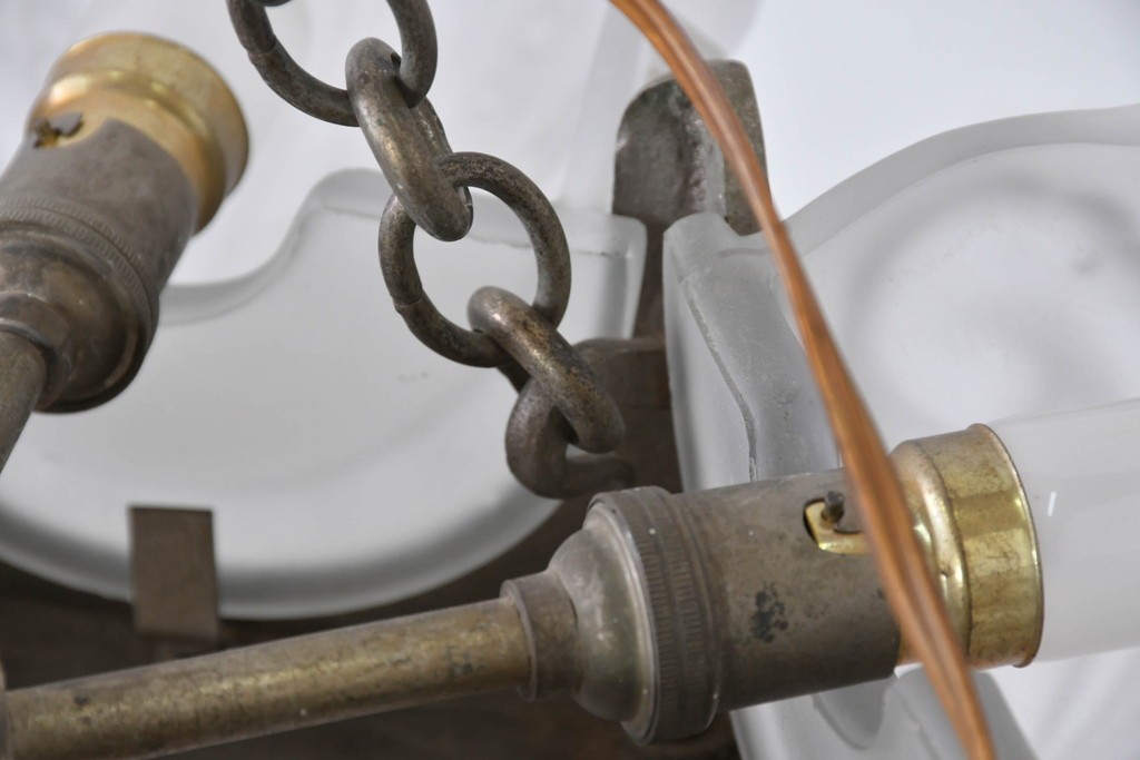 フランスアンティーク　アール・デコ様式　真鍮フレームと彫刻入りフロストガラスの華やかなボウル型シャンデリア　(R-086966)