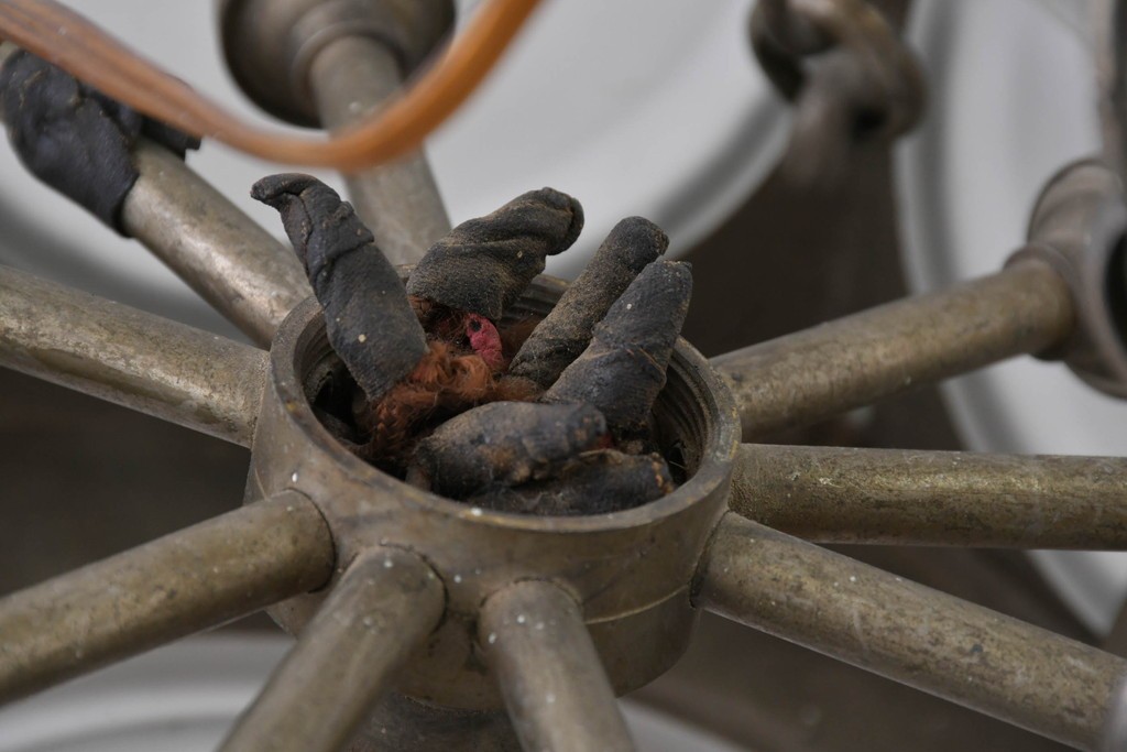 フランスアンティーク　アール・デコ様式　真鍮フレームと彫刻入りフロストガラスの華やかなボウル型シャンデリア　(R-086966)