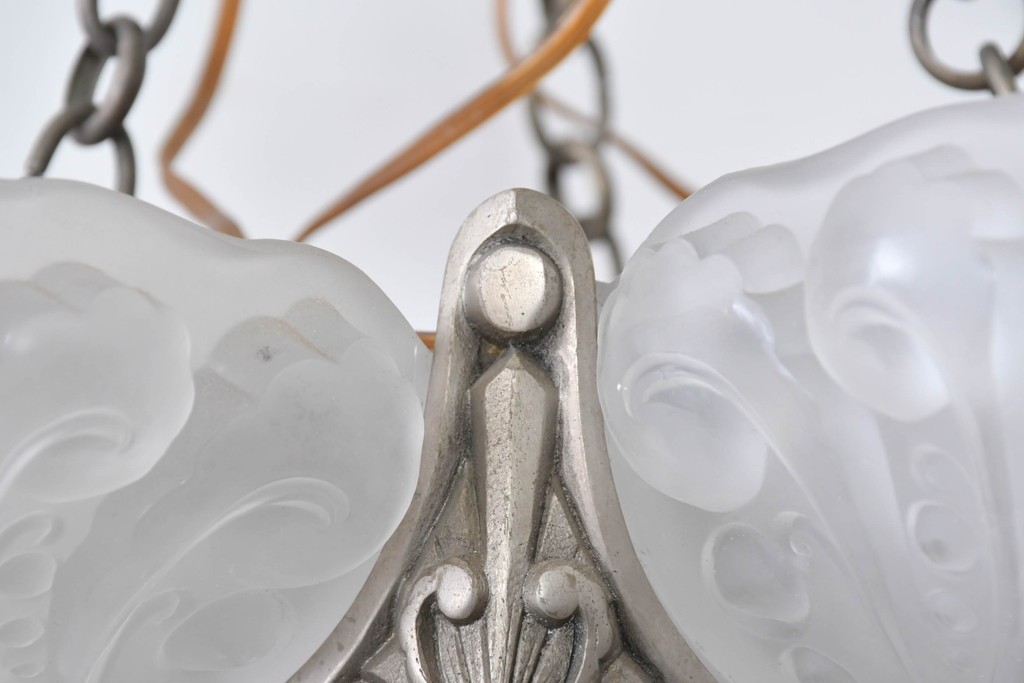 フランスアンティーク　アール・デコ様式　真鍮フレームと彫刻入りフロストガラスの華やかなボウル型シャンデリア　(R-086966)