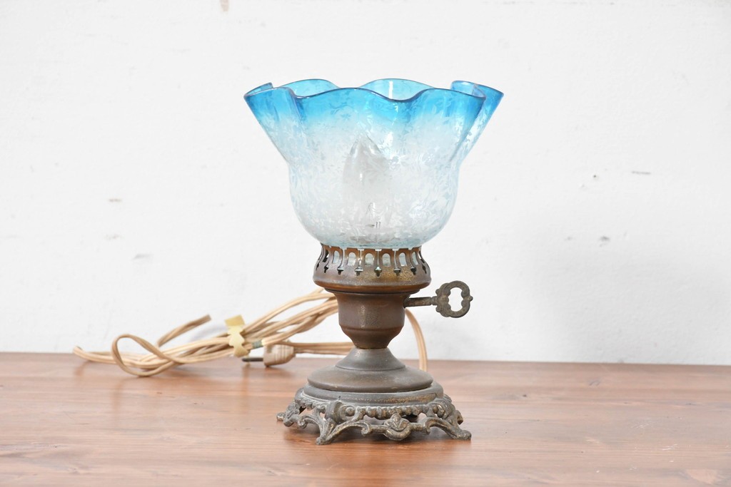 ヨーロッパヴィンテージ　氷コップのような可愛らしいフォルムのテーブルランプ　(R-086967)