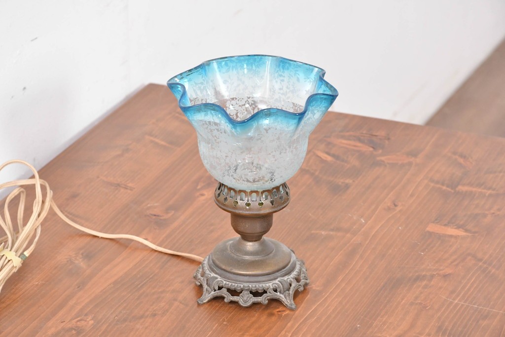 ヨーロッパヴィンテージ　氷コップのような可愛らしいフォルムのテーブルランプ　(R-086967)
