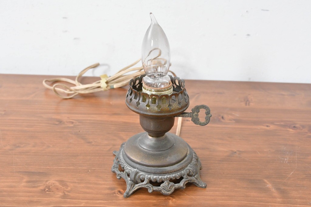 ヨーロッパヴィンテージ　氷コップのような可愛らしいフォルムのテーブルランプ　(R-086967)