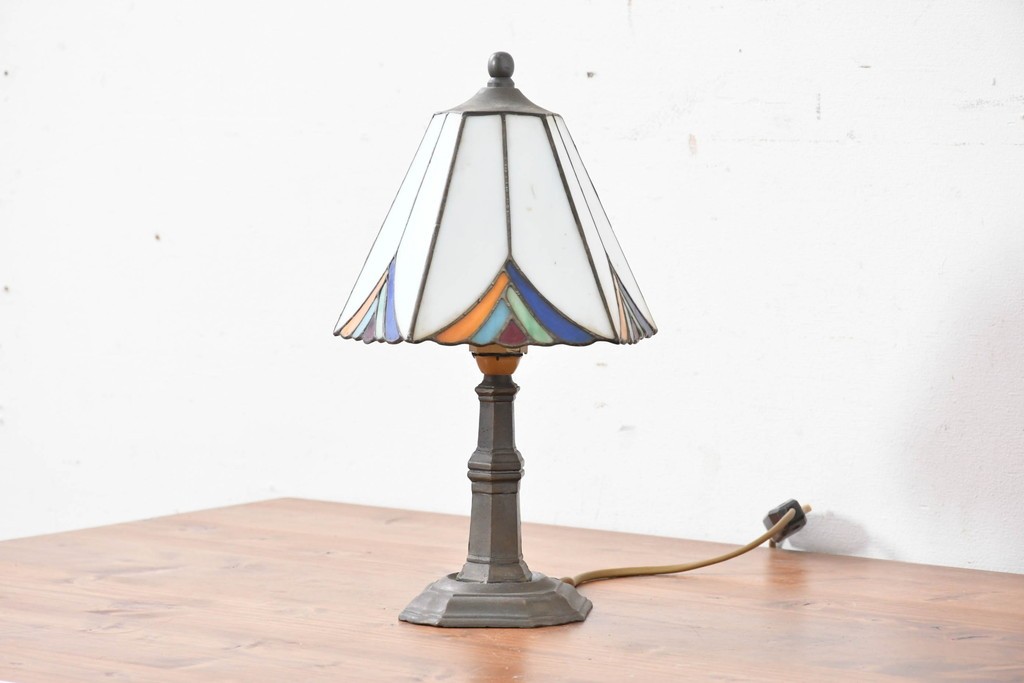 中古　ティファニースタイル　ステンドグラス　彩り豊かな幾何学模様のテーブルスタンド　(R-086968)