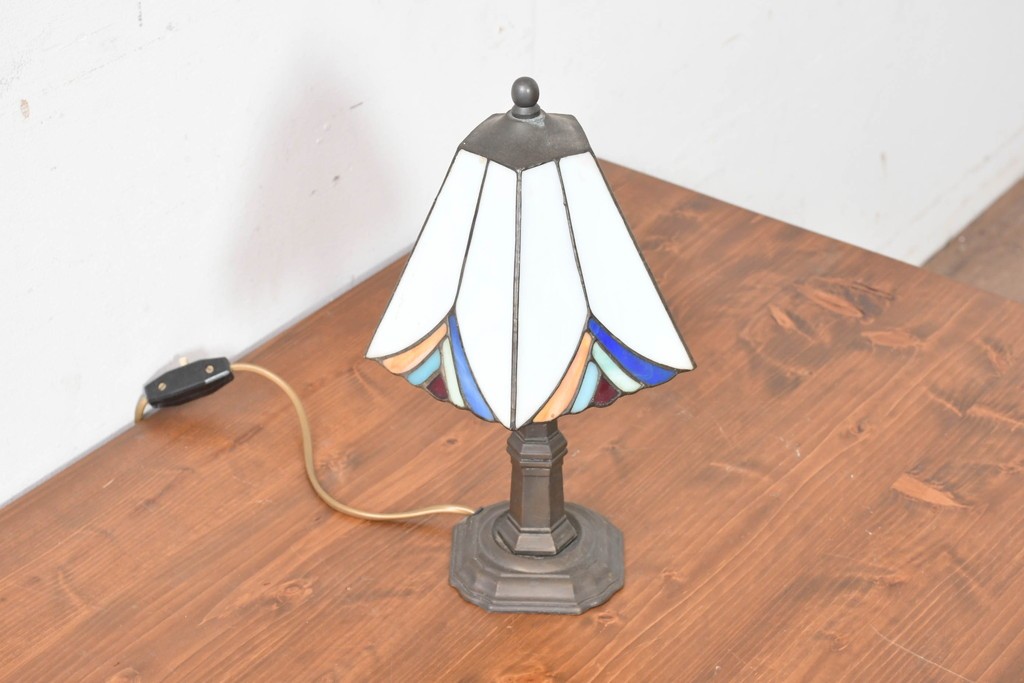 中古　ティファニースタイル　ステンドグラス　彩り豊かな幾何学模様のテーブルスタンド　(R-086968)