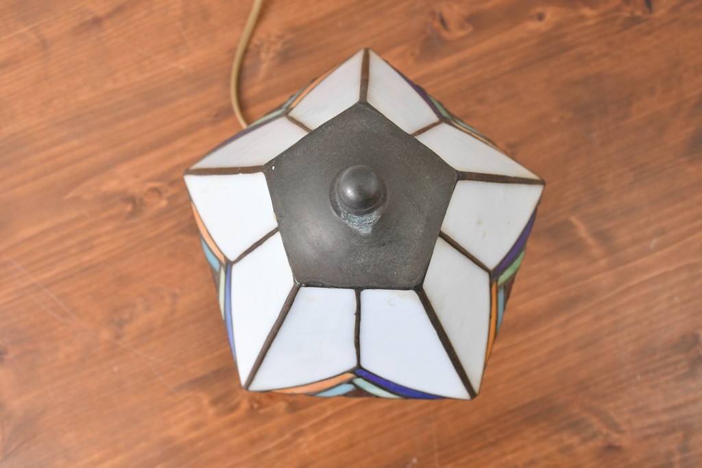 中古　ティファニースタイル　ステンドグラス　彩り豊かな幾何学模様のテーブルスタンド　(R-086968)