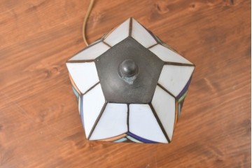 中古　ティファニースタイル　ステンドグラス　彩り豊かな幾何学模様のテーブルスタンド　(R-086968)
