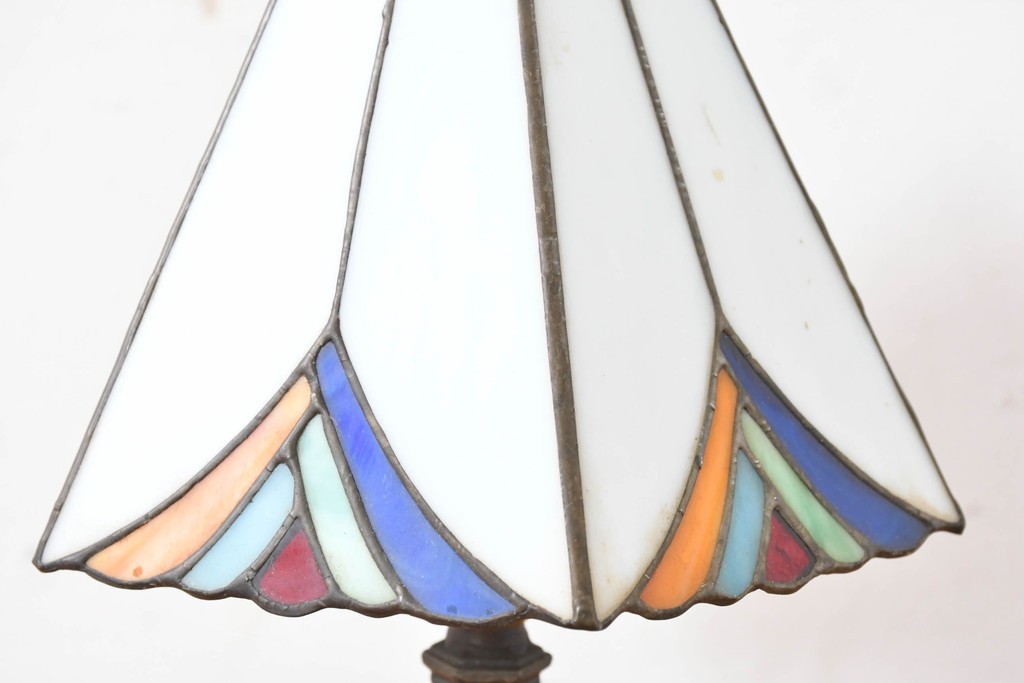 中古　ティファニースタイル　ステンドグラス　彩り豊かな幾何学模様のテーブルスタンド　(R-086968)