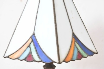 中古　ティファニースタイル　ステンドグラス　彩り豊かな幾何学模様のテーブルスタンド　(R-086968)