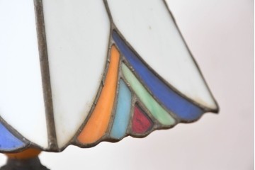 中古　ティファニースタイル　ステンドグラス　彩り豊かな幾何学模様のテーブルスタンド　(R-086968)