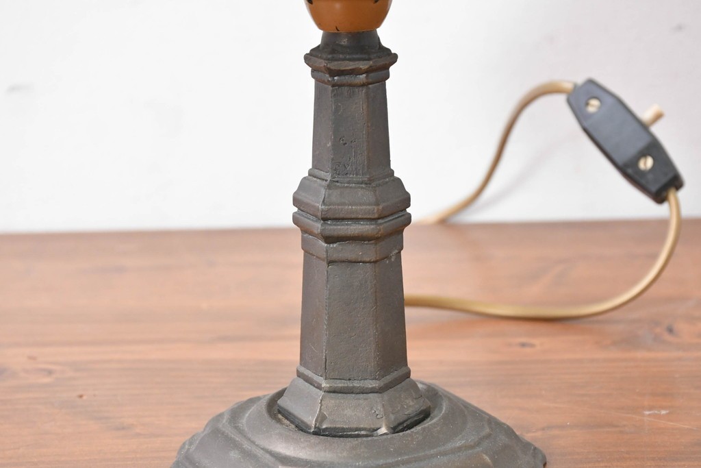 中古　ティファニースタイル　ステンドグラス　彩り豊かな幾何学模様のテーブルスタンド　(R-086968)