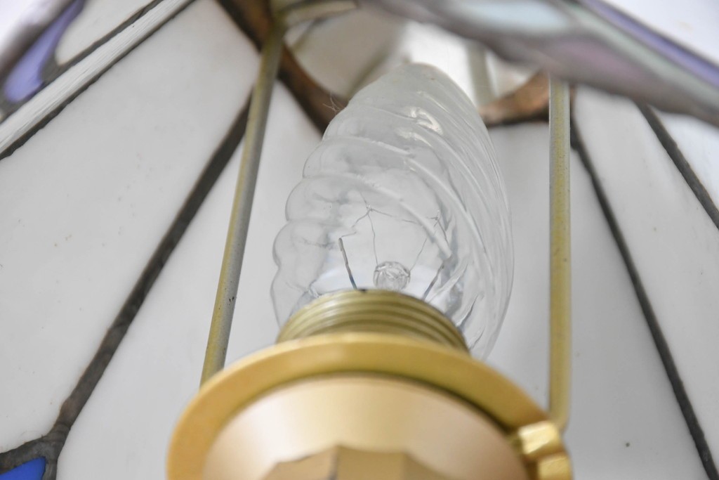 中古　ティファニースタイル　ステンドグラス　彩り豊かな幾何学模様のテーブルスタンド　(R-086968)