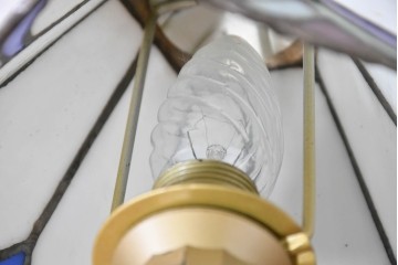 中古　ティファニースタイル　ステンドグラス　彩り豊かな幾何学模様のテーブルスタンド　(R-086968)