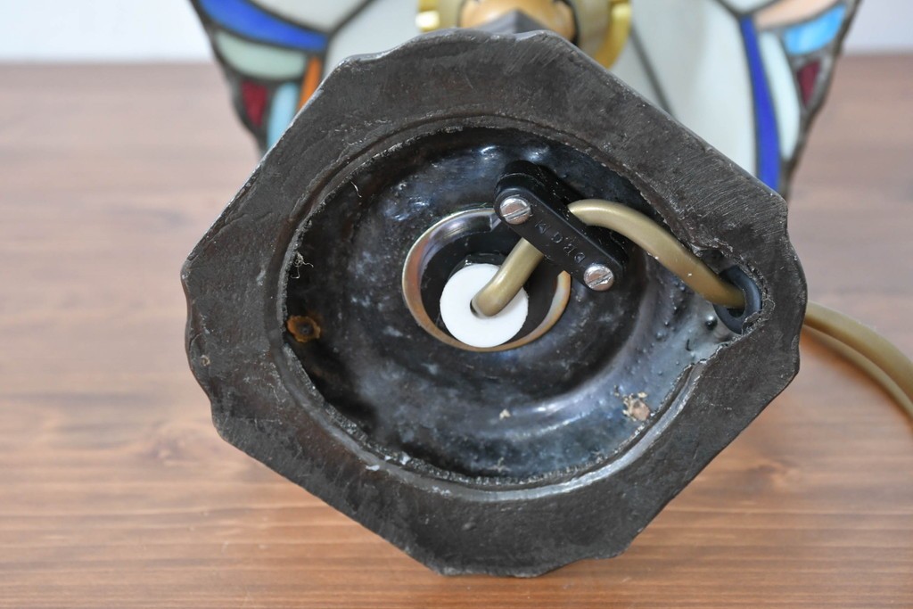 中古　ティファニースタイル　ステンドグラス　彩り豊かな幾何学模様のテーブルスタンド　(R-086968)