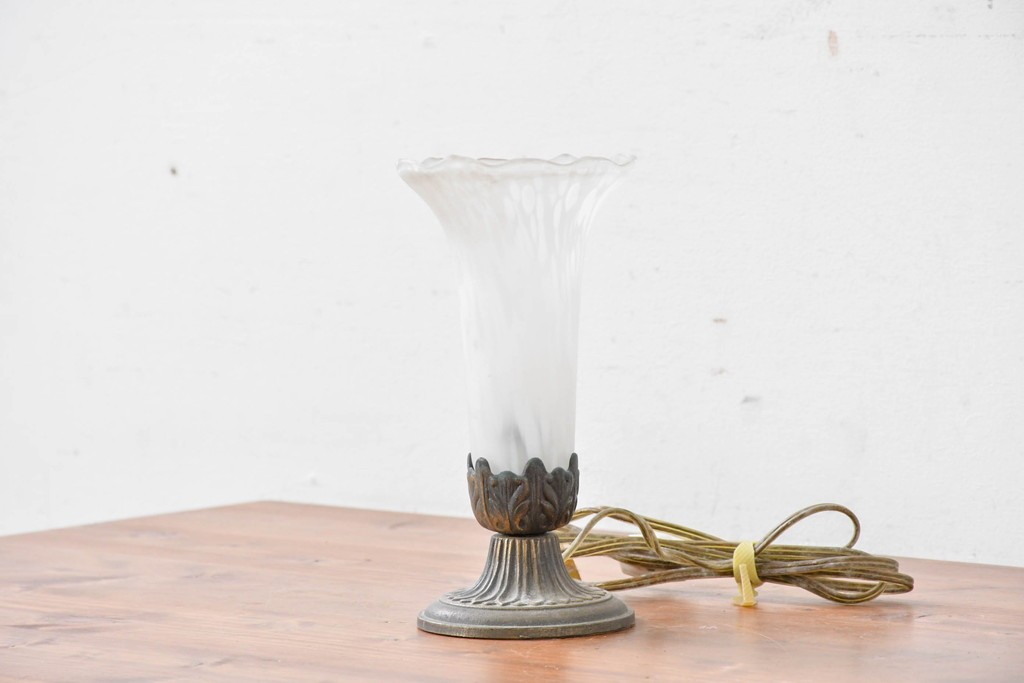ヨーロッパヴィンテージ　花弁のようなフォルムが可憐なテーブルランプ　(R-086969)