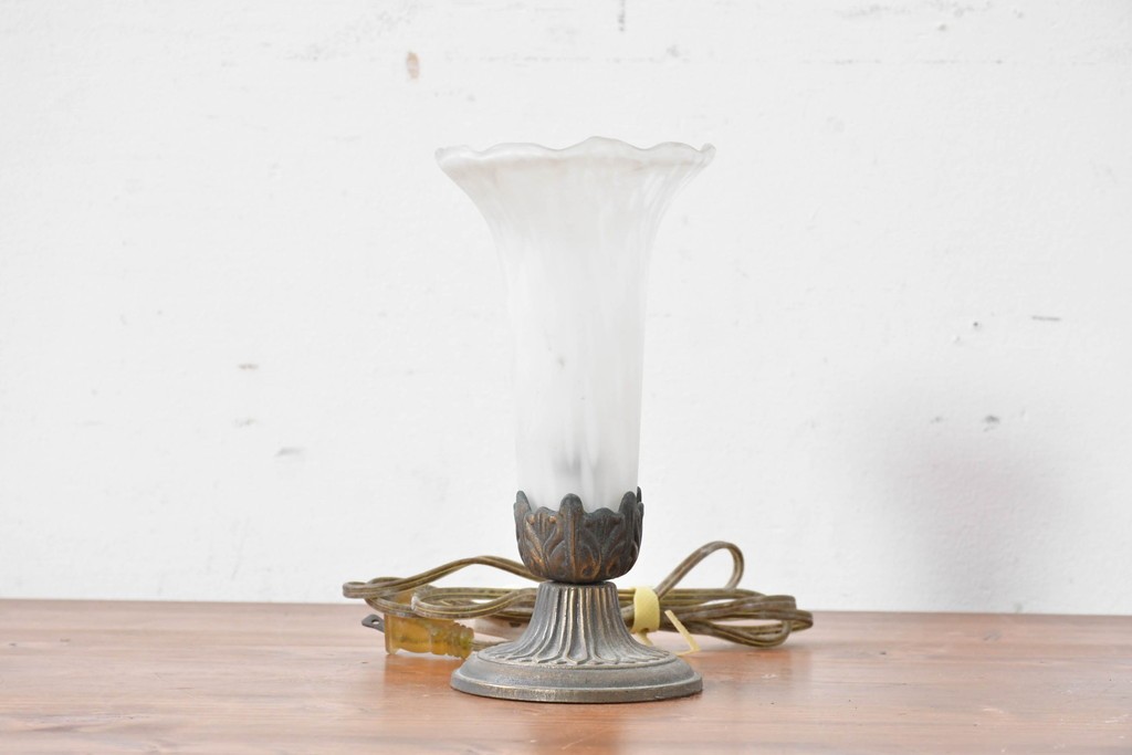 ヨーロッパヴィンテージ　花弁のようなフォルムが可憐なテーブルランプ　(R-086969)