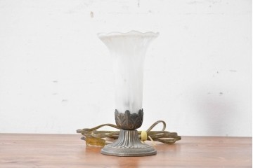 ヨーロッパヴィンテージ　花弁のようなフォルムが可憐なテーブルランプ　(R-086969)