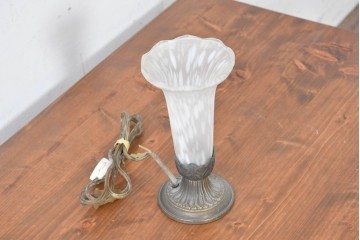ヨーロッパヴィンテージ　花弁のようなフォルムが可憐なテーブルランプ　(R-086969)