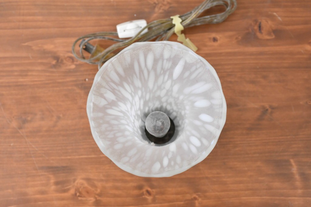 ヨーロッパヴィンテージ　花弁のようなフォルムが可憐なテーブルランプ　(R-086969)