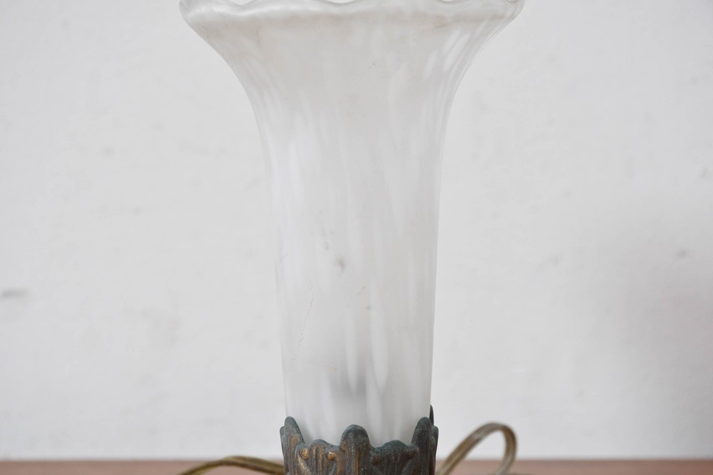 ヨーロッパヴィンテージ　花弁のようなフォルムが可憐なテーブルランプ　(R-086969)