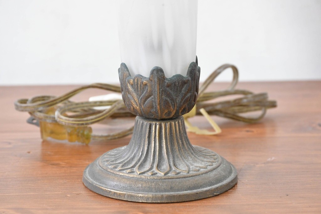 ヨーロッパヴィンテージ　花弁のようなフォルムが可憐なテーブルランプ　(R-086969)