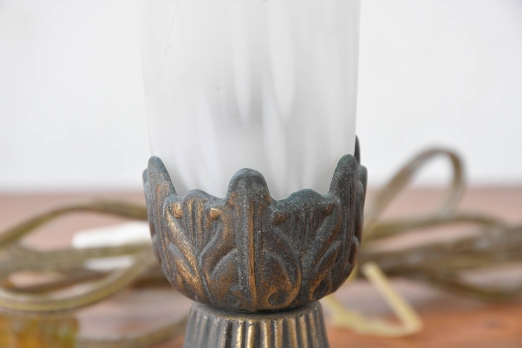 ヨーロッパヴィンテージ　花弁のようなフォルムが可憐なテーブルランプ　(R-086969)