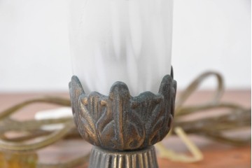 ヨーロッパヴィンテージ　花弁のようなフォルムが可憐なテーブルランプ　(R-086969)