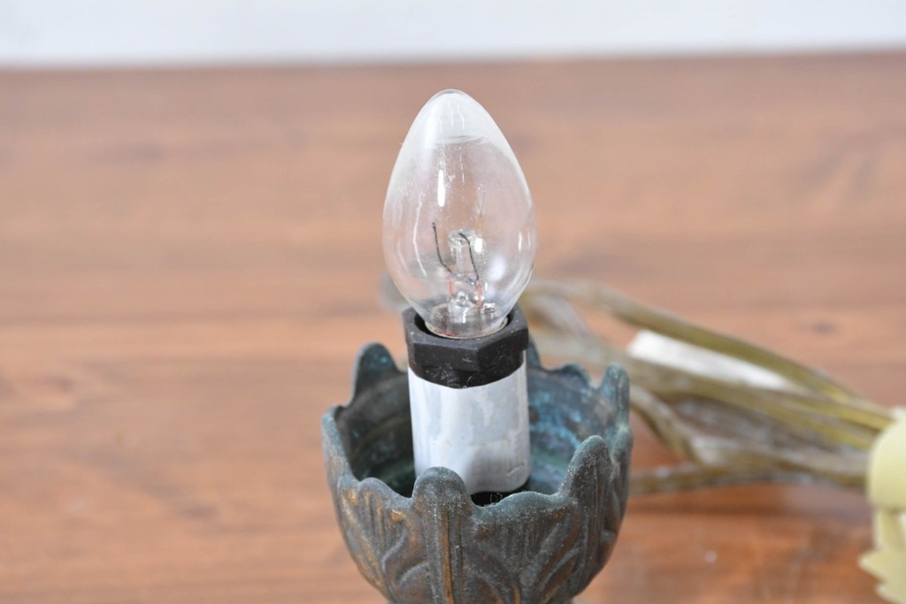 ヨーロッパヴィンテージ　花弁のようなフォルムが可憐なテーブルランプ　(R-086969)